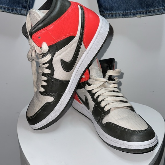 Nike 2021 Women’s  Air Jordan 1 Mid SE 'Newsprint' - Picture 7 of 7
